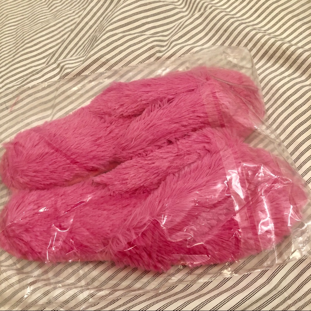 NEW Fuzzy Hot Pink Flip Flop Slippers